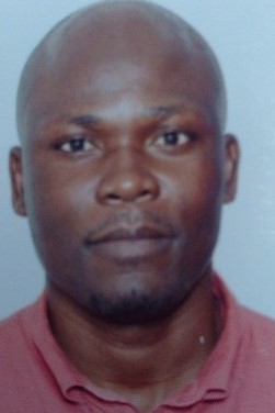 Adriano Simão Uaciquete, Mestre em Administração e Políticas Educativas pela Universidade de Aveiro, Portugal. PhD candidate em Ciências da Educação pela Universidade de Ghent, Bélgica. Docente assistente na Universidade Eduardo Mondlane nas áreas de Planeamento Estratégico e Concepção e Gestão de Projectos, é facilitador de aprendizagem certificado pela International Finance Coorporation, World Bank. Esteve ligado a equipas de avaliação e elaboração de Planos Estratégicos de organizações públicas e privadas. É desde 2016 Director Adjunto para Graduação na Faculdade de Educação e foi Chefe de Departamento de Organização e Gestão da Educação.